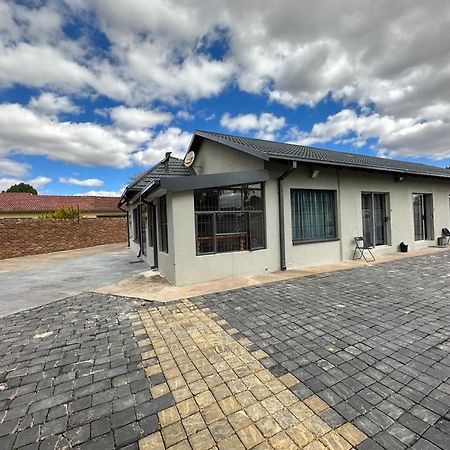 Favour Guest House Polokwane Exteriör bild